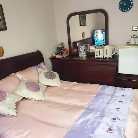 Ensuite Bedroom With Private Toilet And Shower And Unlimited Wifi Guest house