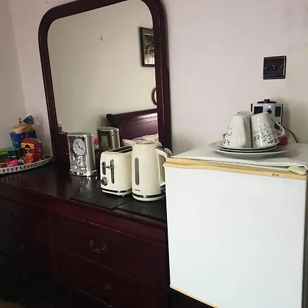 Guest house Ensuite Bedroom With Private Toilet And Shower And Unlimited Wifi *