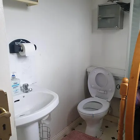 Ensuite Bedroom With Private Toilet And Shower And Unlimited Wifi 招待所
