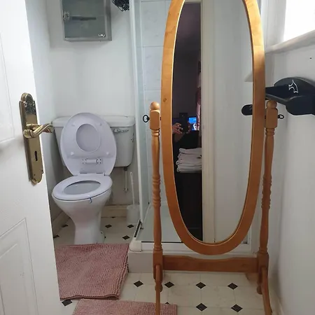 Ensuite Bedroom With Private Toilet And Shower And Unlimited Wifi 招待所 *