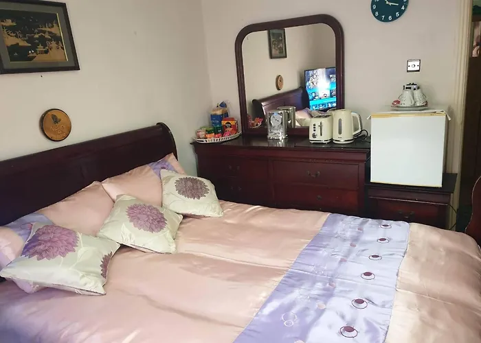 Ensuite Bedroom With Private Toilet And Shower And Unlimited Wifi 招待所