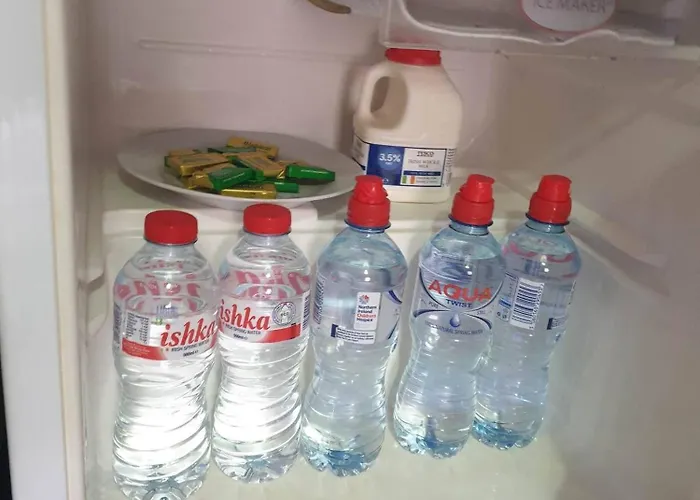 Ensuite Bedroom With Private Toilet And Shower And Unlimited Wifi 招待所