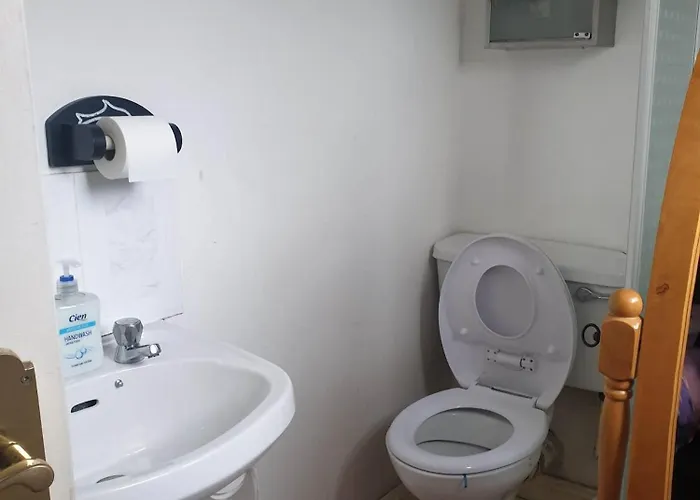 Ensuite Bedroom With Private Toilet And Shower And Unlimited Wifi 招待所