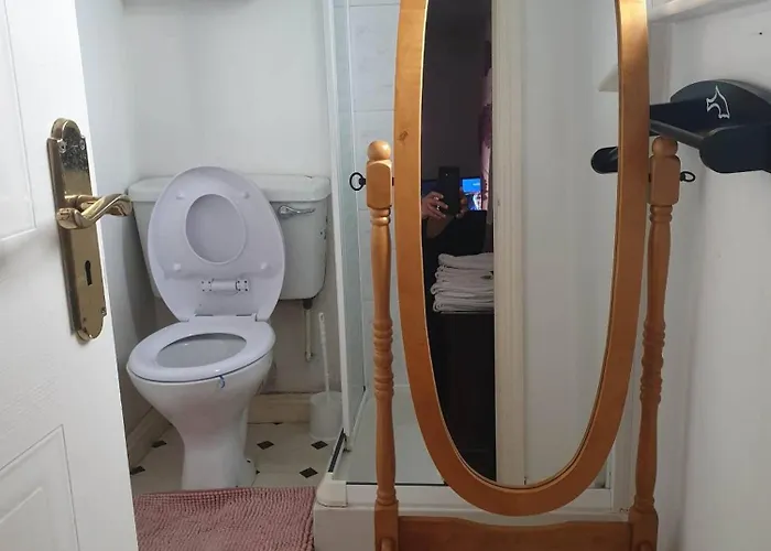 Ensuite Bedroom With Private Toilet And Shower And Unlimited Wifi 招待所 *